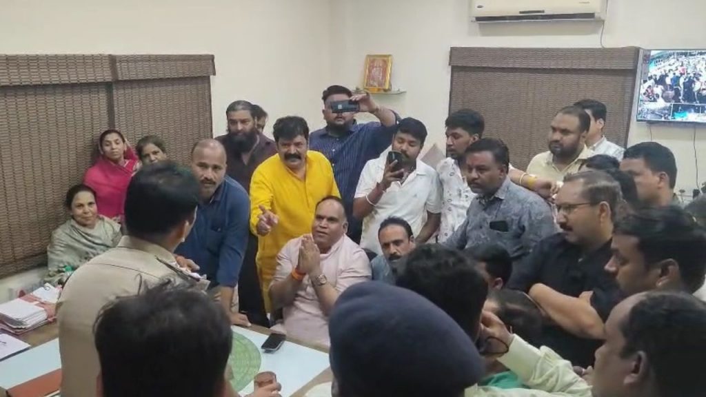 After the dispute, there was a huge uproar inside the police station.