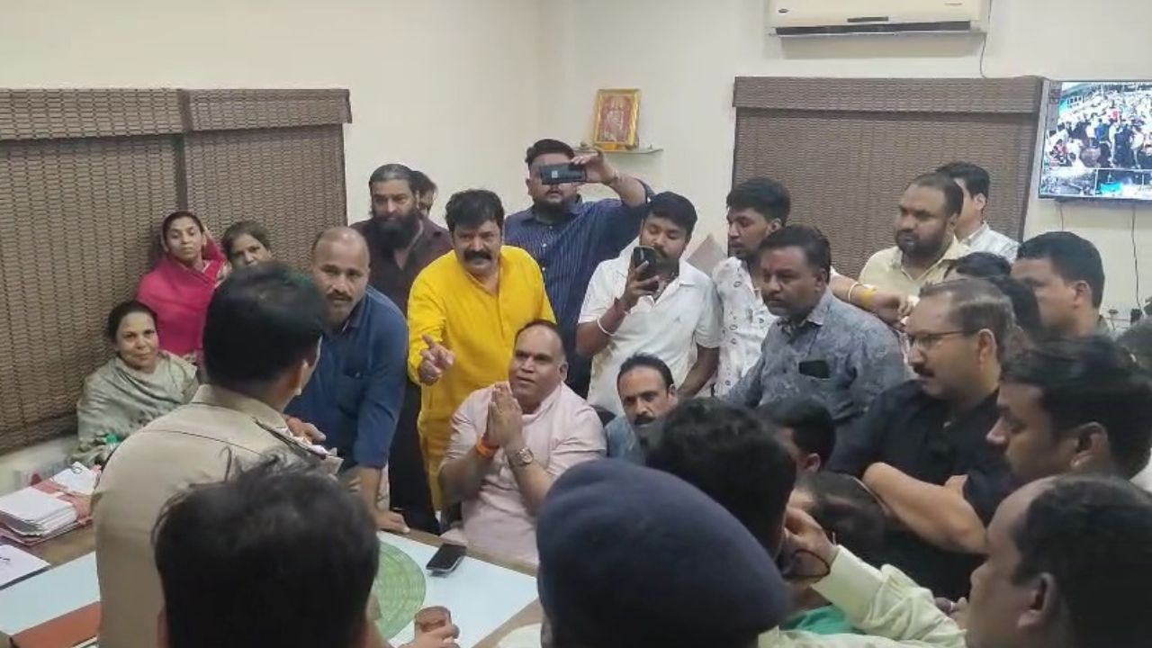 After the dispute, there was a huge uproar inside the police station.