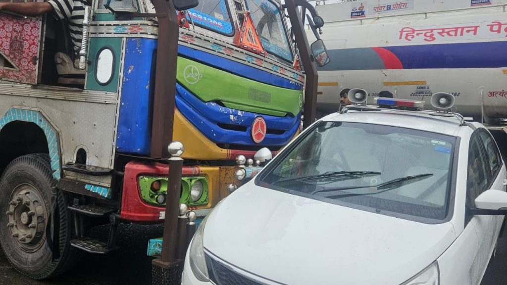A truck hit the car of the Railway SP in Indore.