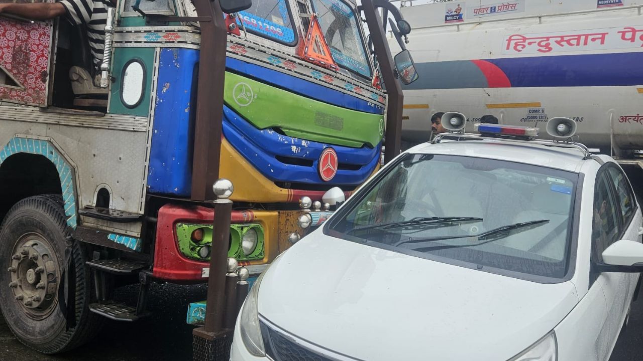 A truck hit the car of the Railway SP in Indore.