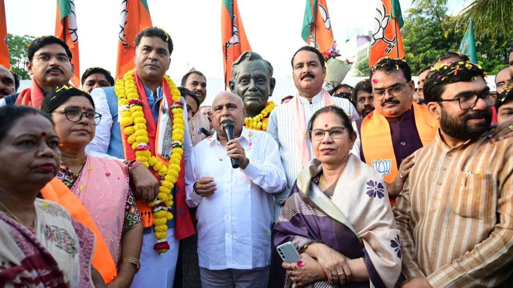 Newly appointed office bearers met MP BJP President Hemant Khandelwal.