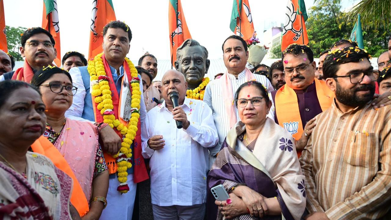 Newly appointed office bearers met MP BJP President Hemant Khandelwal.