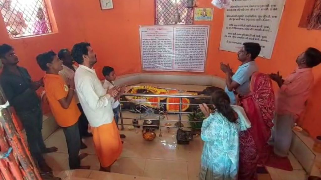 In Vidisha, the reclining idol of 'Ravan Baba' is worshipped.