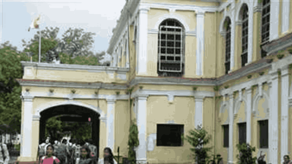 indore_holkar_college