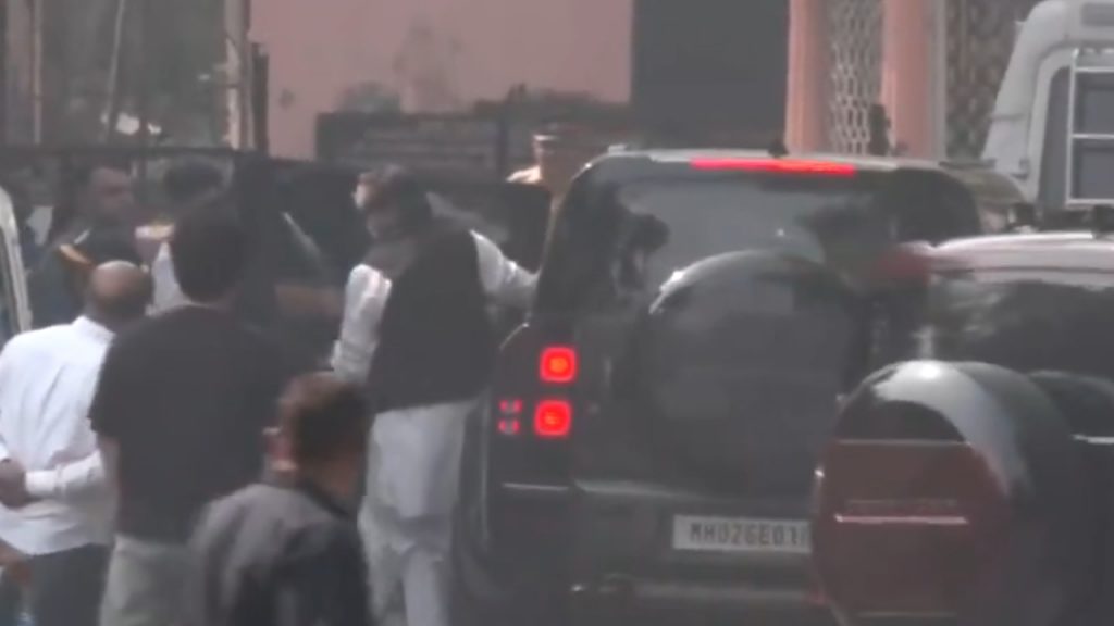 Dharmendra last rites amitabh bachhan and abhishek bachhan Arrived