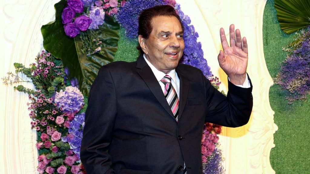 Dharmendra last rites at Pawan Hans Crematorium Mumbai stars Amitabh Bachchan, Aamir Khan, Hema Mali