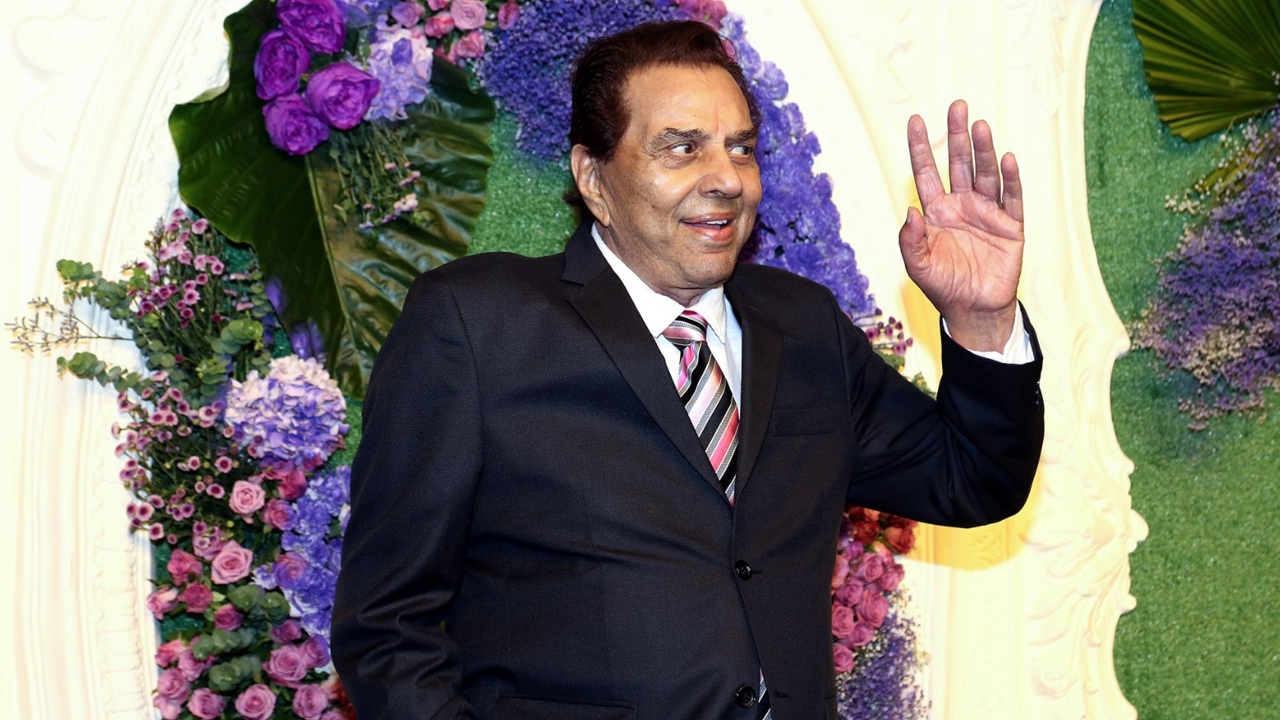 Dharmendra last rites at Pawan Hans Crematorium Mumbai stars Amitabh Bachchan, Aamir Khan, Hema Mali
