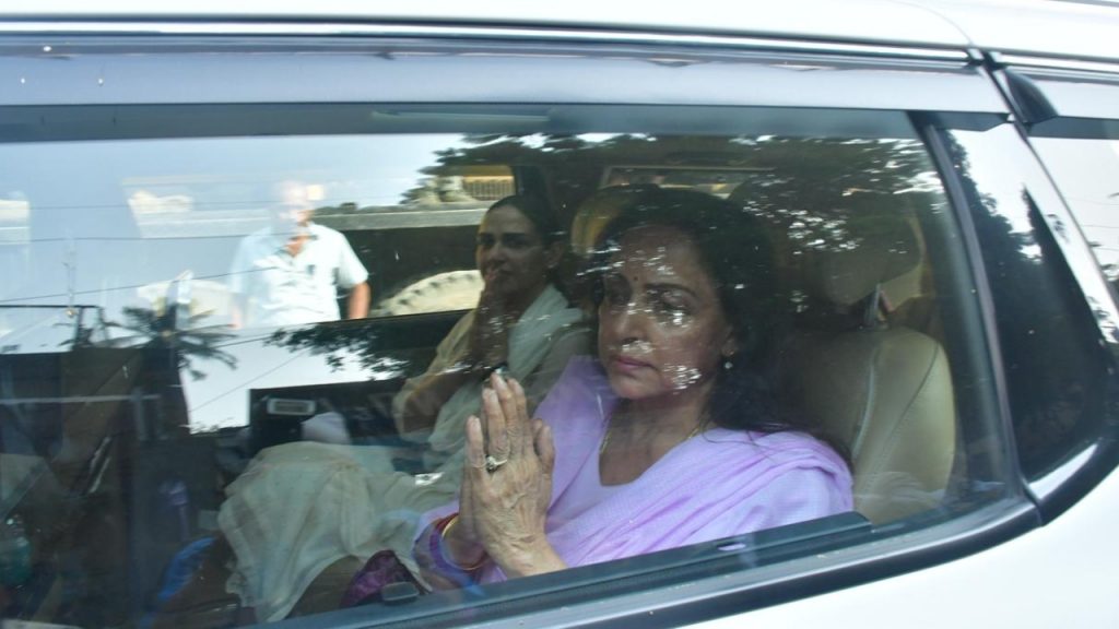 Dharmendra last rites hema malini Arrived