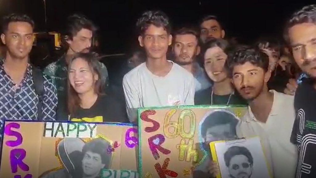 Crowds of fans gathered in front of 'Mannat'