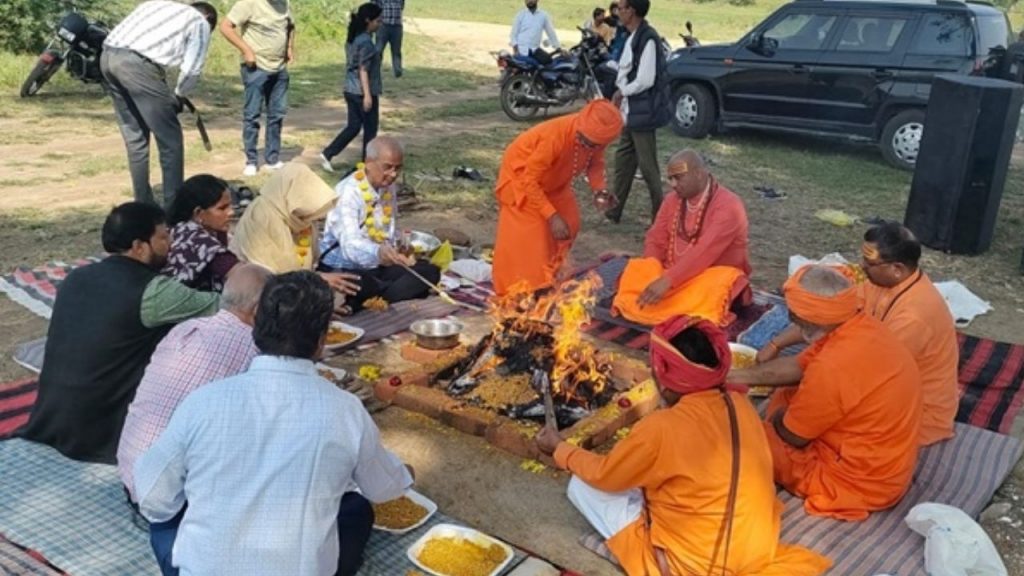 Lawyer Rakesh Kishore performed havan in Khajuraho