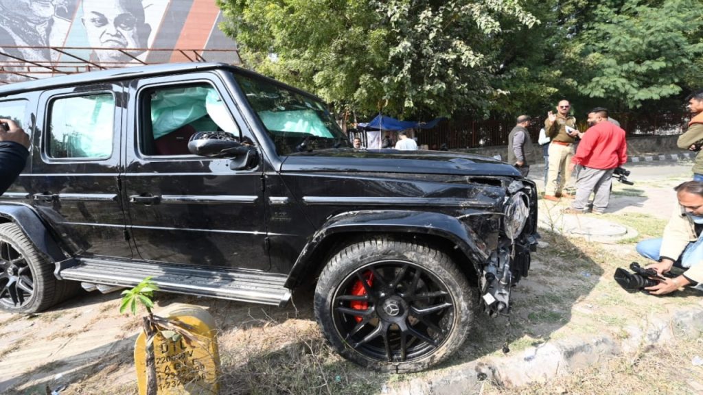 Mercedes G63 accident near Ambience Mall Vasant Kunj Delhi one killed two injured