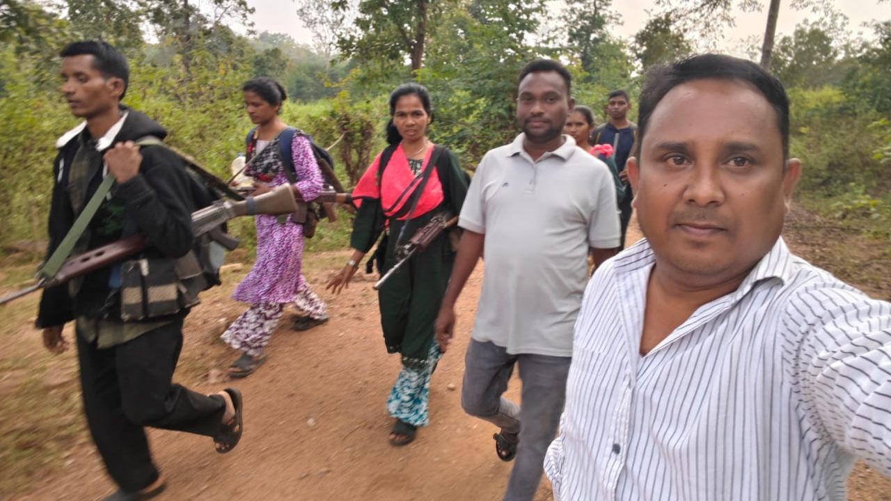 8 Naxalites surrendered in Gariaband.