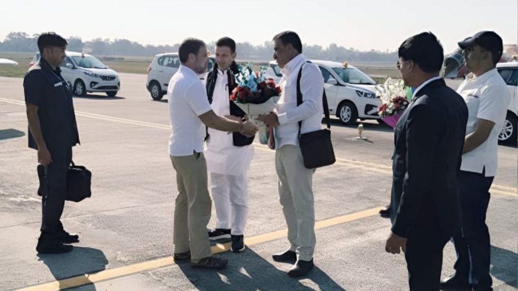 Rahul Gandhi was welcomed by Congress leaders.