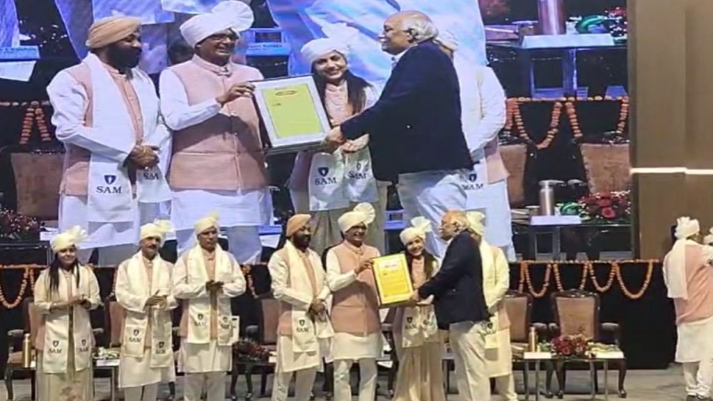 Chief Minister's cultural advisor Shriram Tiwari received an honorary degree.