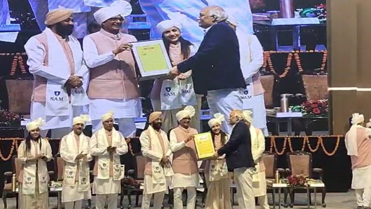 Chief Minister's cultural advisor Shriram Tiwari received an honorary degree.