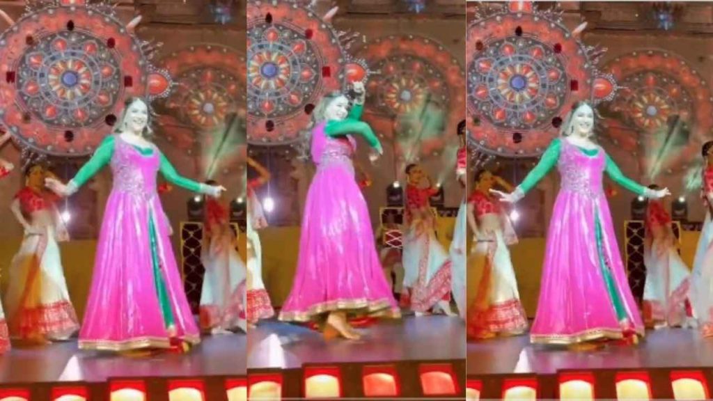Madhuri Dixit dancing on Dola Re Dola