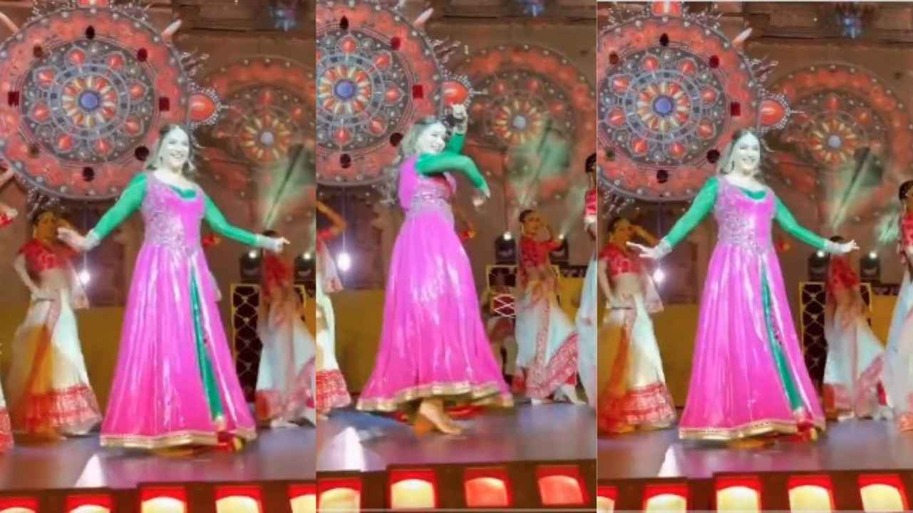 Madhuri Dixit dancing on Dola Re Dola