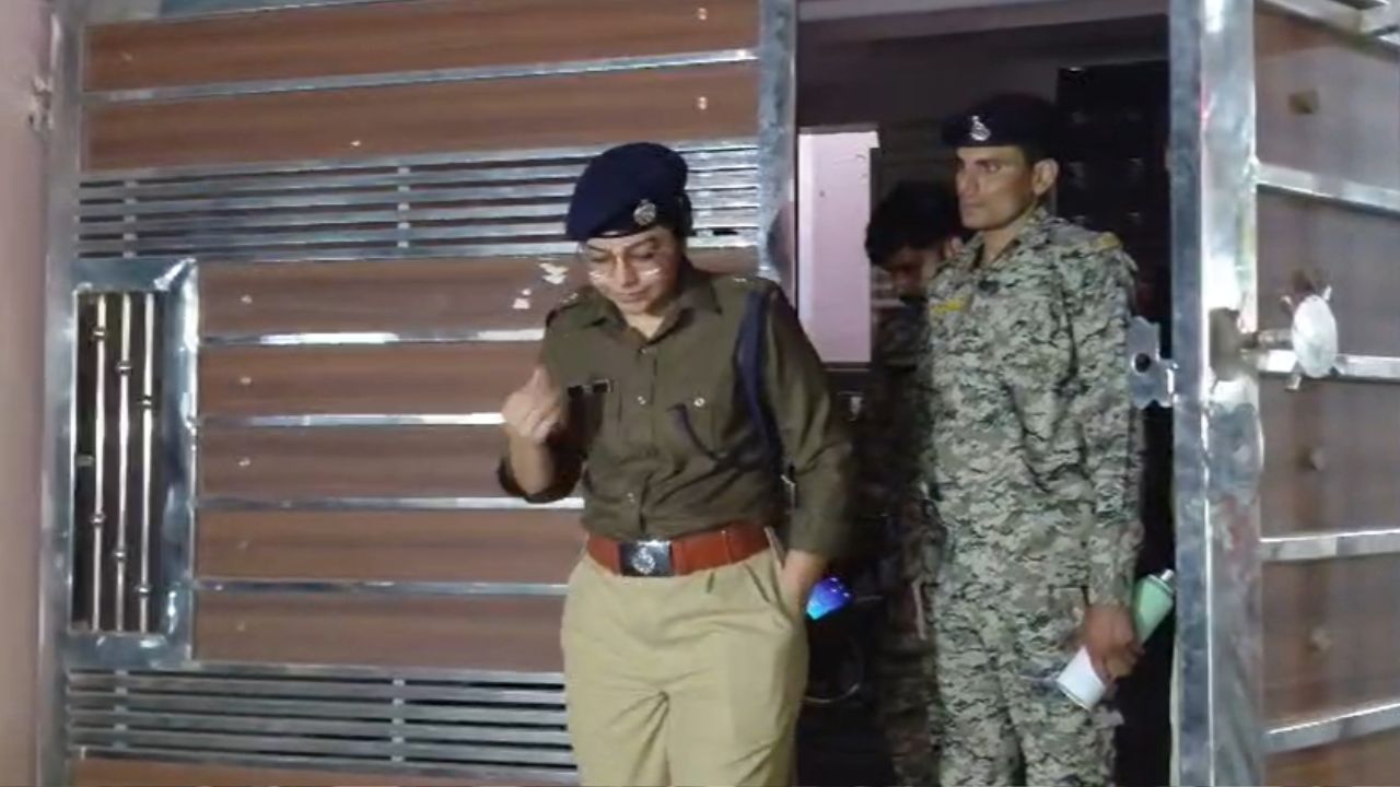 Police raided Gwalior and busted a sex racket.