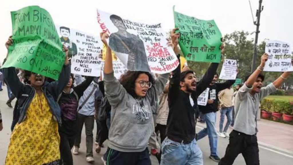 Seventeen accused who raised slogans in support of Hidna were sent to judicial custody.