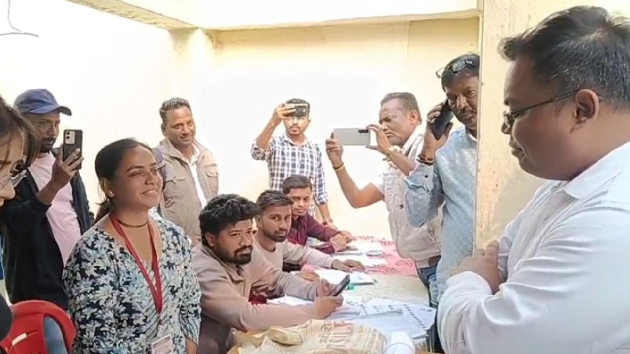 The Collector met the BLO who did excellent work and praised him.