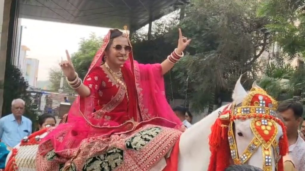 The bride arrived in Ujjain riding a mare with the wedding procession.