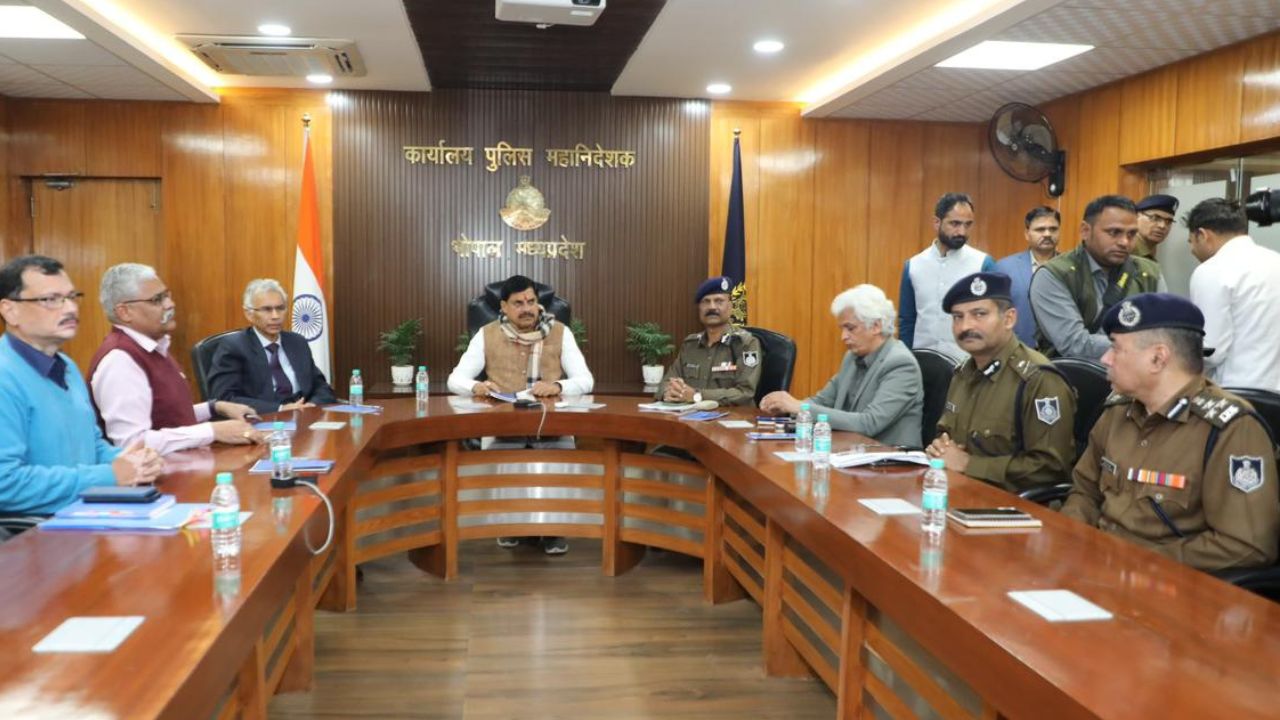 CM Dr. Mohan Yadav held a meeting with all the senior police officers including DGP at the police headquarters.