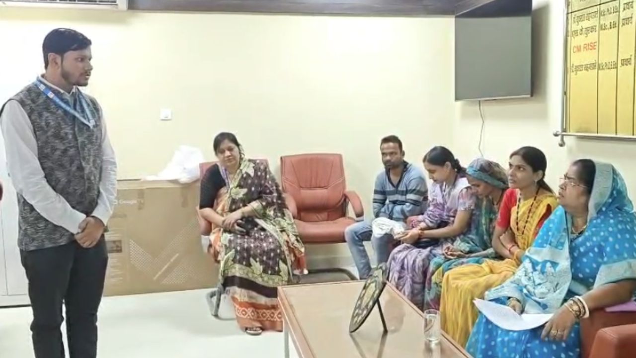 MLA Anubha Munjare reprimanded the teacher severely.