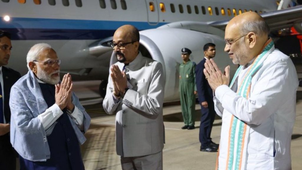 Home Minister Amit Shah welcomed Prime Minister Modi.
