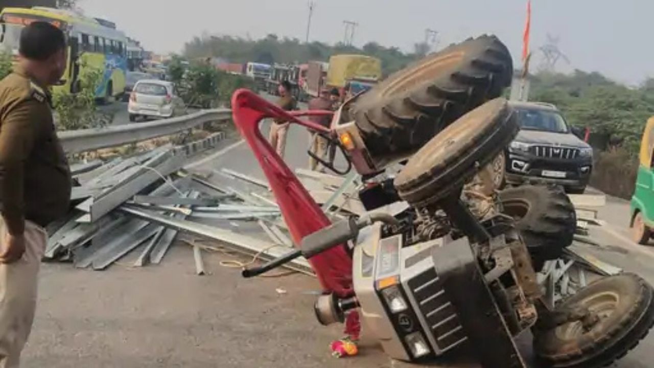 3 people died after a tractor trolley overturned in Gwalior.