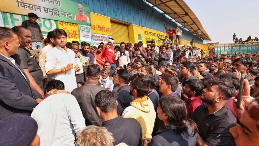 Union Minister Jyotiraditya Scindia conducted a surprise inspection at fertilizer distribution centers.