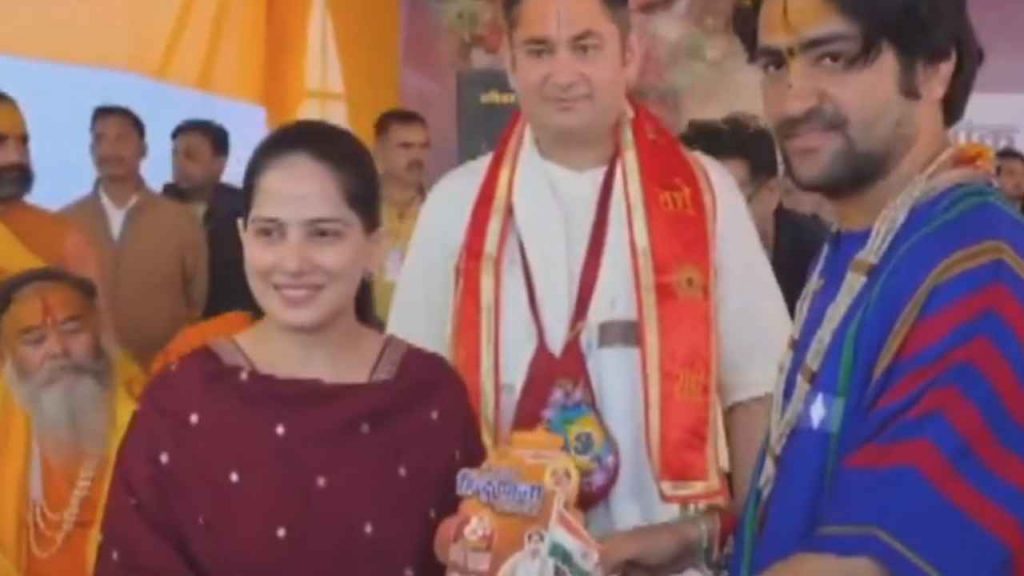 Jaya Kishori participating in Baba Bageshwar’s padyatra on Day 9