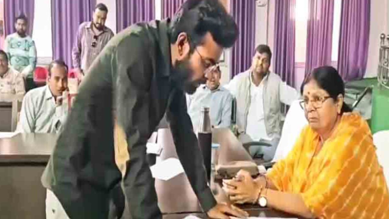 Morena man exposed corruption in front of mayor Morena nagar nigam