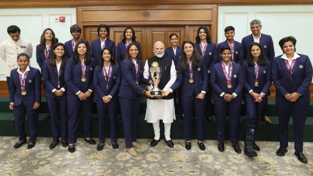 Womens World Cup winning Indian team meets PM Narendra Modi