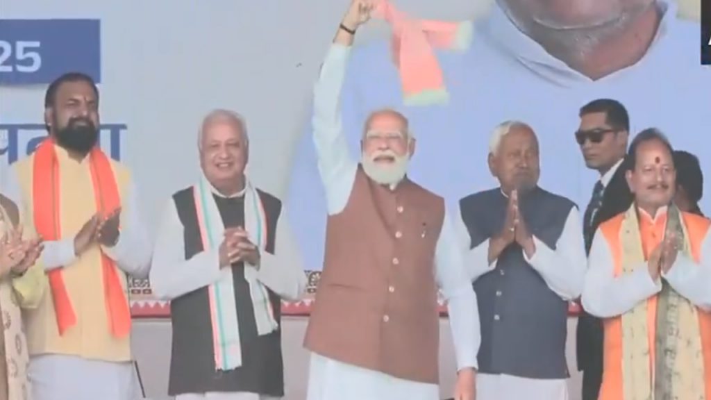 pm modi waved towel in gandhi maidan Patna