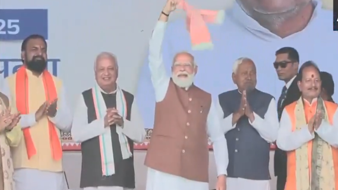 pm modi waved towel in gandhi maidan Patna