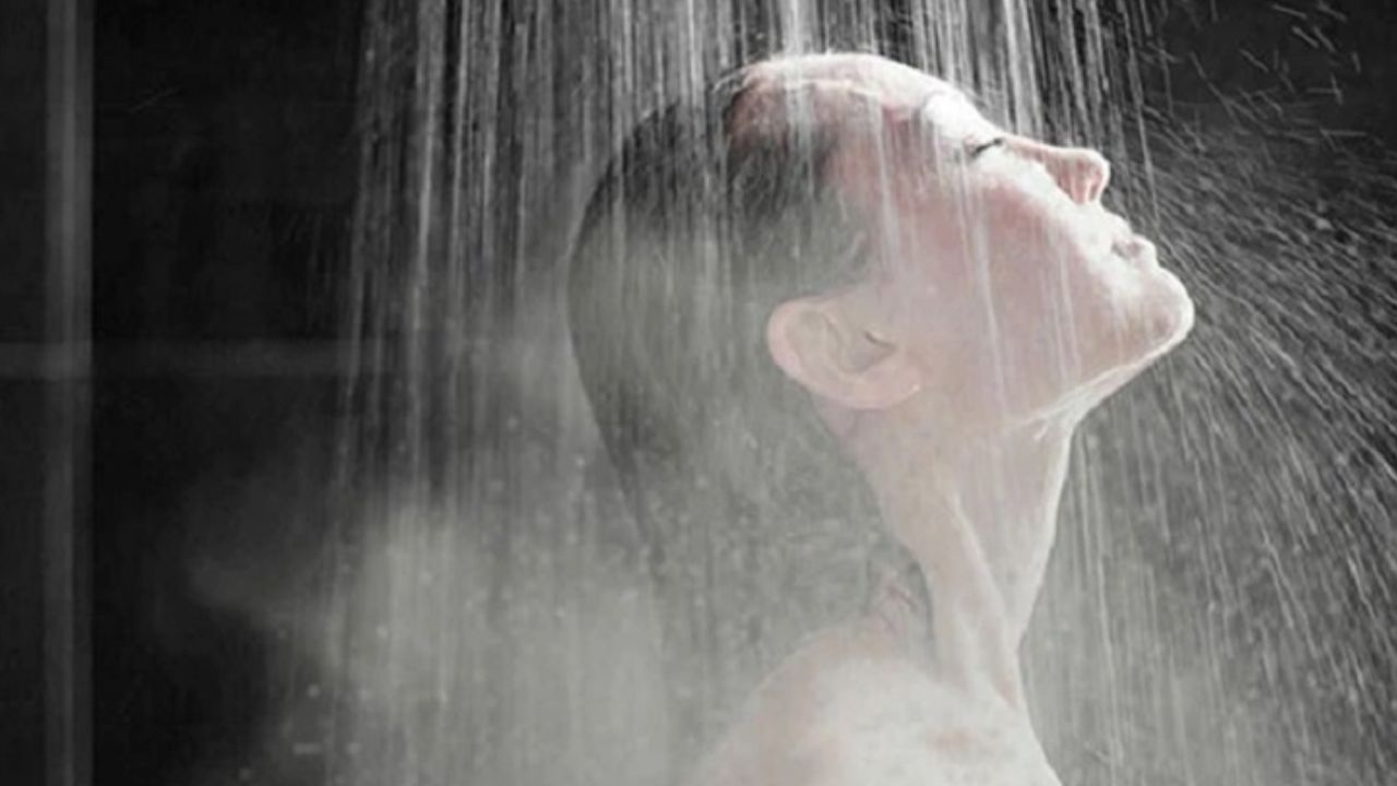 Hot water bath in winter causing dry and damaged skin health issues