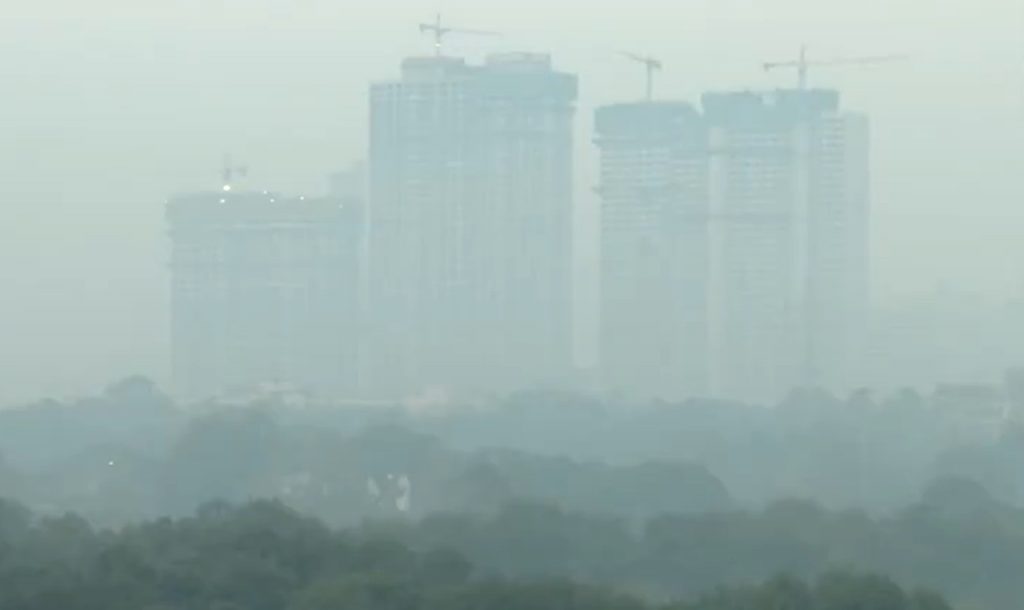 AQI in delhi CPCB report pollution Fogg Airport Airlines advisory