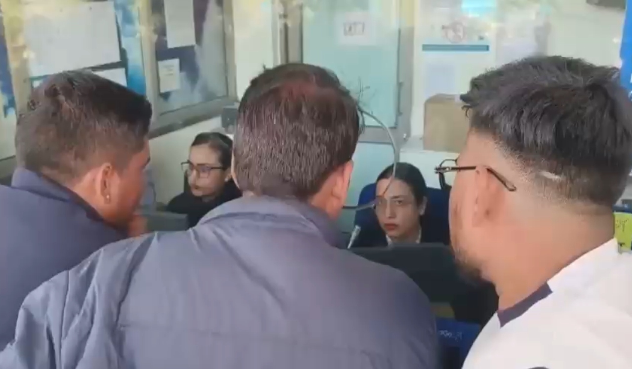 Indore Airport Indigo counter dispute over flight refund, angry passenger threatens staff viral video