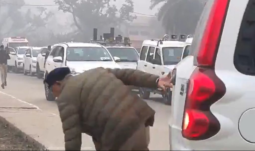 Nitish Kumar convoy hits police