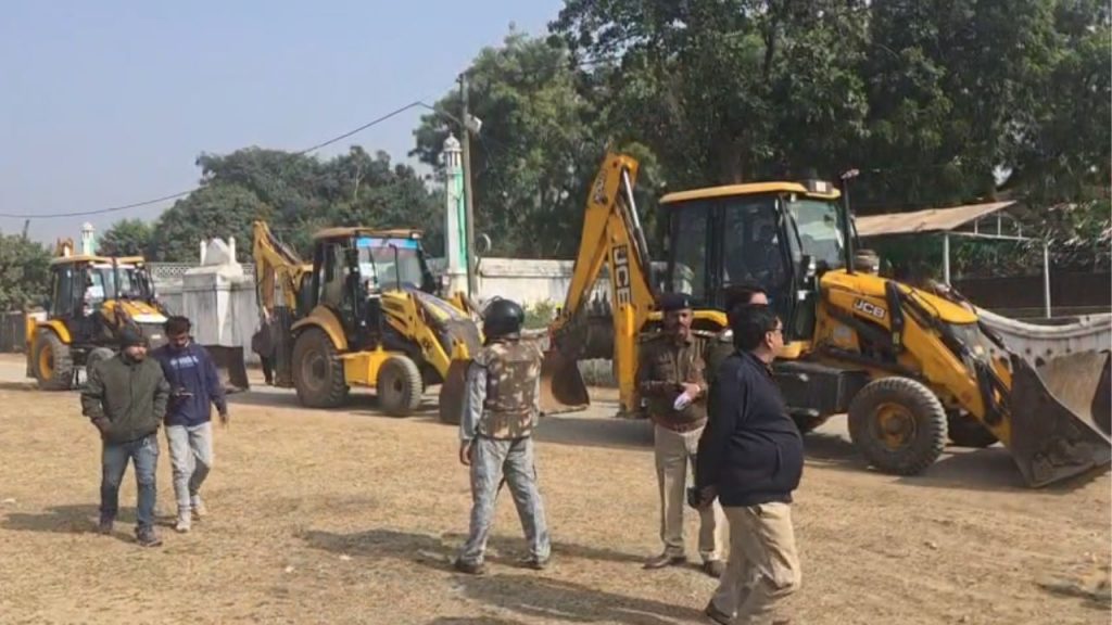 Bulldozer ran on the house of Akram Khan, accused of murdering a BJP leader in Katni.