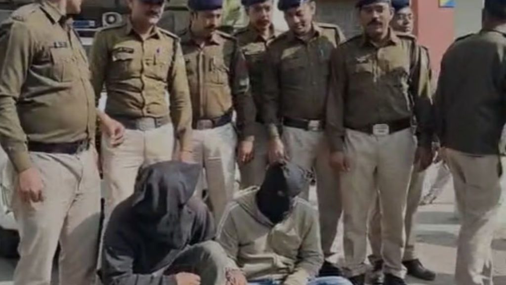 In Khandwa, the police caught the criminals by disguising themselves as hawkers.