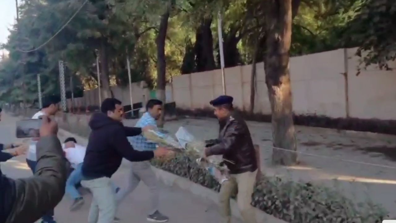 In Gwalior, the police detained those who were burning the effigy.