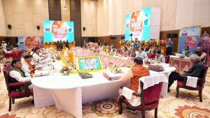 In Khajuraho, the Chief Minister held a review meeting with the ministers of the departments.