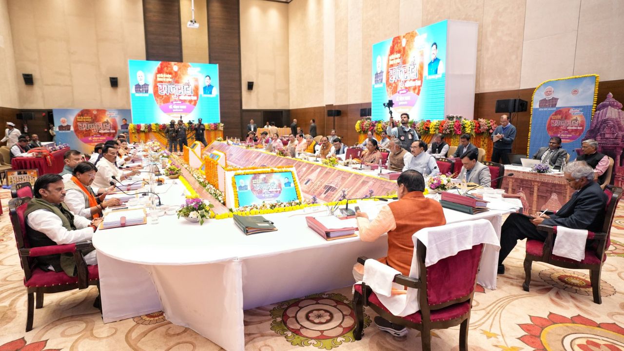 In Khajuraho, the Chief Minister held a review meeting with the ministers of the departments.