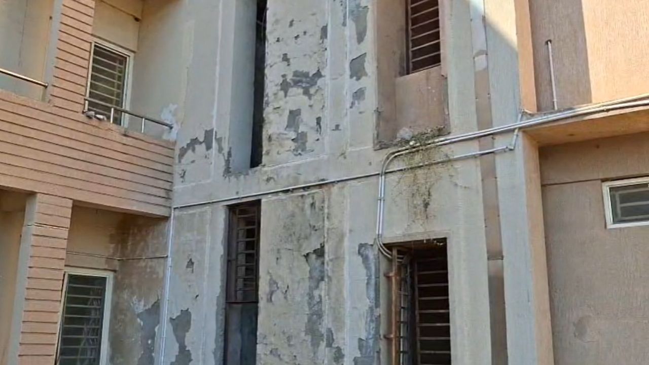 Cracks appeared in the walls of the Collectorate in Ashoknagar.