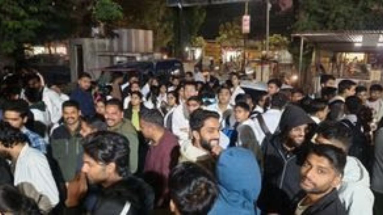 Following protests by girl students at the medical college in Ratlam, a large number of students reached the college.