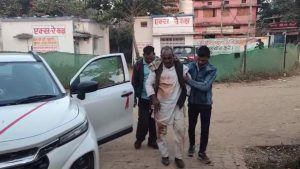 Petrol pump operator saved the life of an elderly man in a road accident in Mauganj.