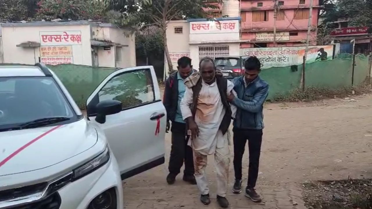 Petrol pump operator saved the life of an elderly man in a road accident in Mauganj.