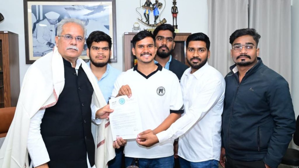 The youth of Satnami community submitted a memorandum to former Chief Minister Bhupesh Baghel.