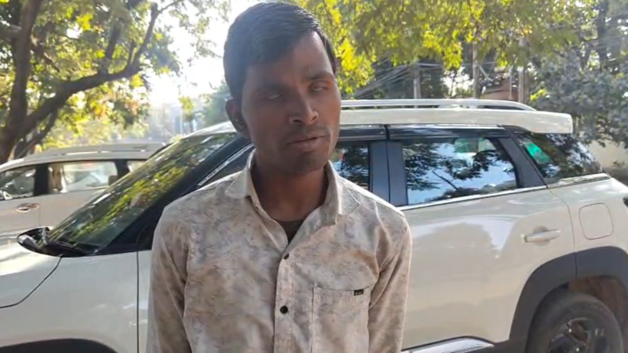 A handicapped person was cheated by claiming to be close to Minister Kailash Vijayvargiya.